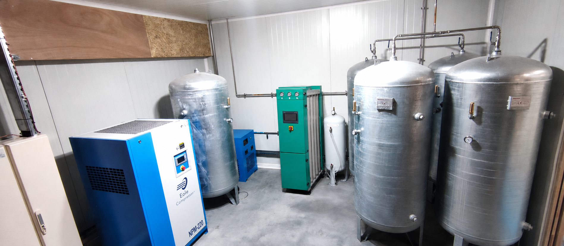 Vue d’ensemble de la salle des machines avec générateur Poly-Azote vert, compresseur et cuves de stockage